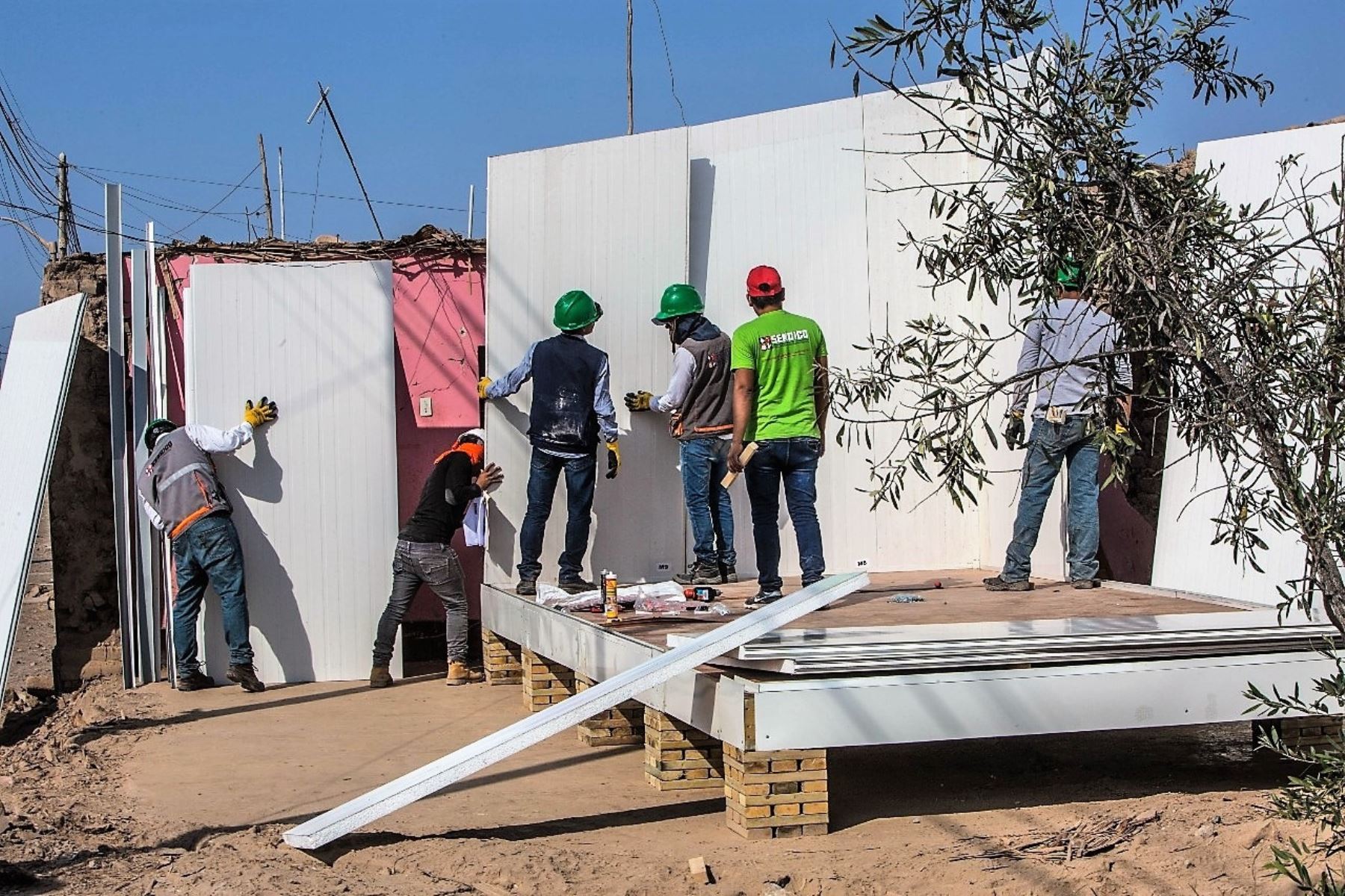 Voluntarios de Sencico instalan módulos de vivienda en zonas afectadas por fuerte sismo en Caravelí. Arequipa.Foto: ANDINA/Difusión