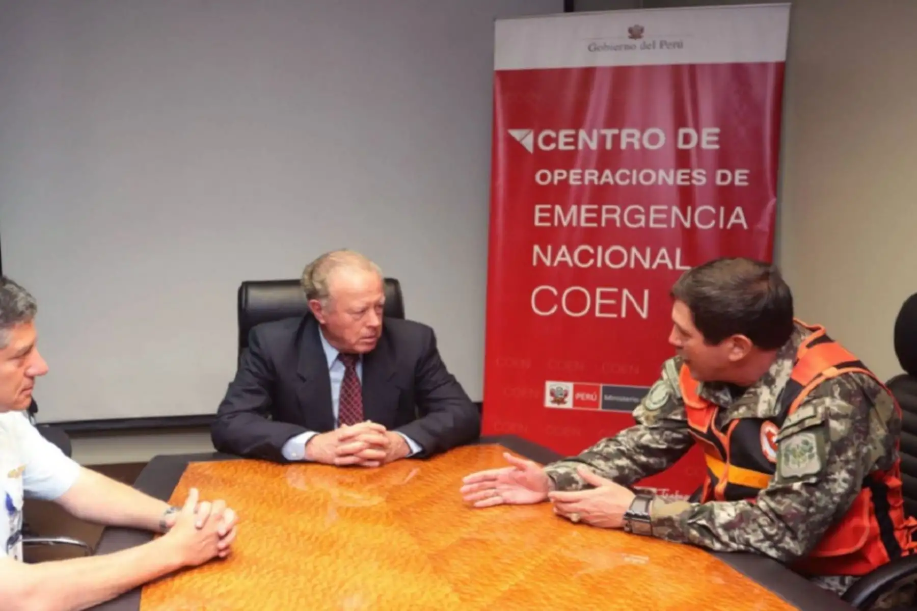 Ministro de Defensa, Jorge Kisic, monitorea desde el COEN situación del río Rímac, tras crecida del caudal. foto: Andina/Difusión