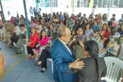 Reunión del ministro de Educación, Idel Vexler, con las maestras de 4 UGELs se realizó en el  patio principal de la I.E de inicial N.° 209 Santa Ana.