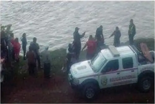Personal de rescate de la Policía Nacional se trasladó al lugar de los hechos para las labores de búsqueda y recuperación de los cuerpos,
