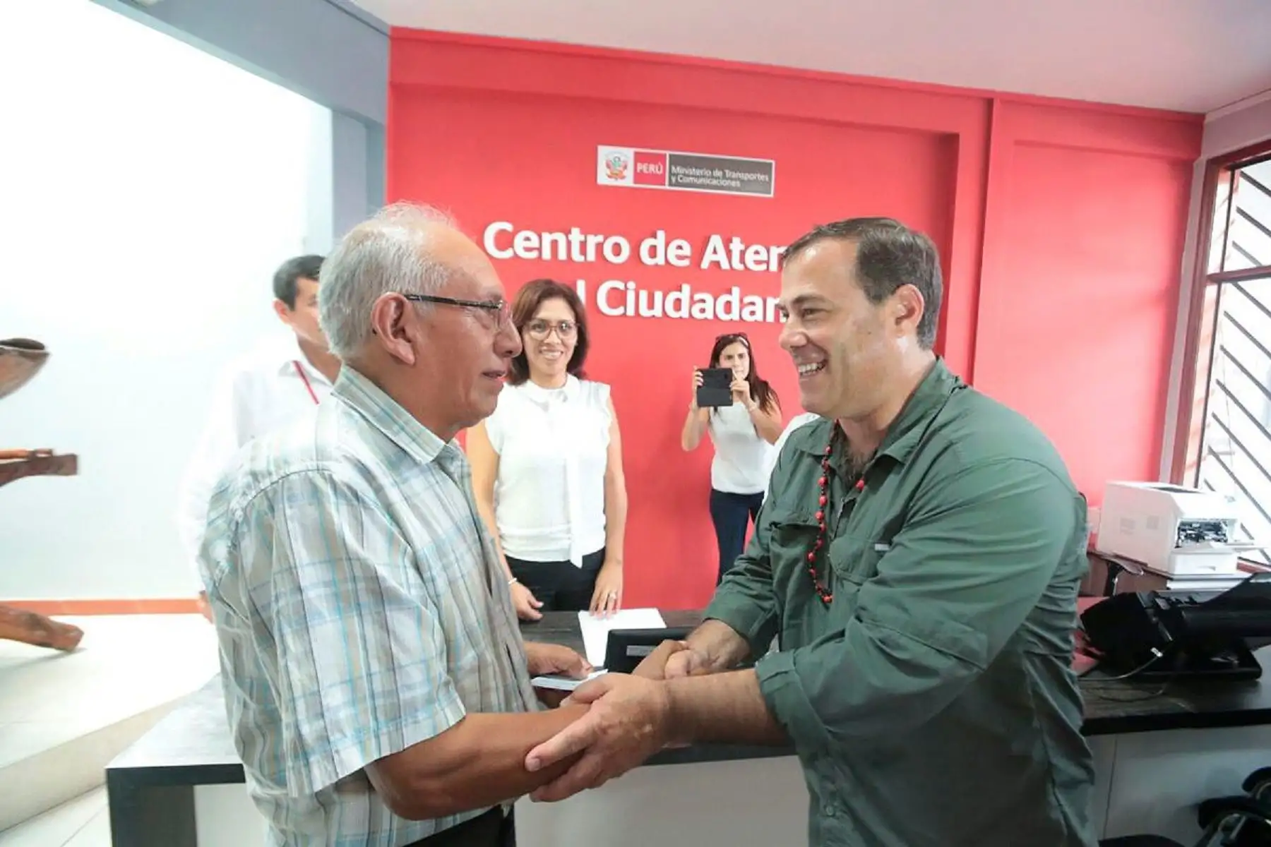 Ministro de Transportes, Bruno Giuffra, inaugura centro de atención al ciudadano de Pucallpa.