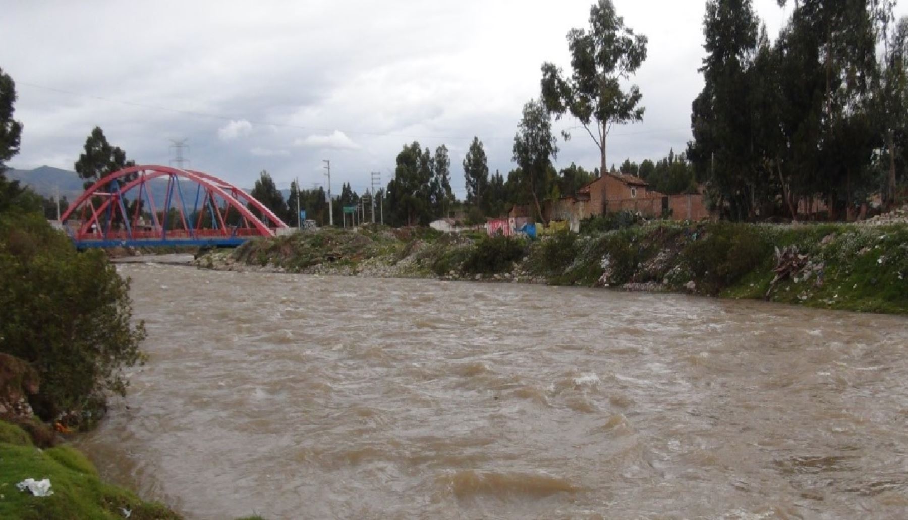 Debido a las intensas lluvias están ocurriendo huaicos, deslizamientos y crecidas de ríos, como en el Mantaro.,
