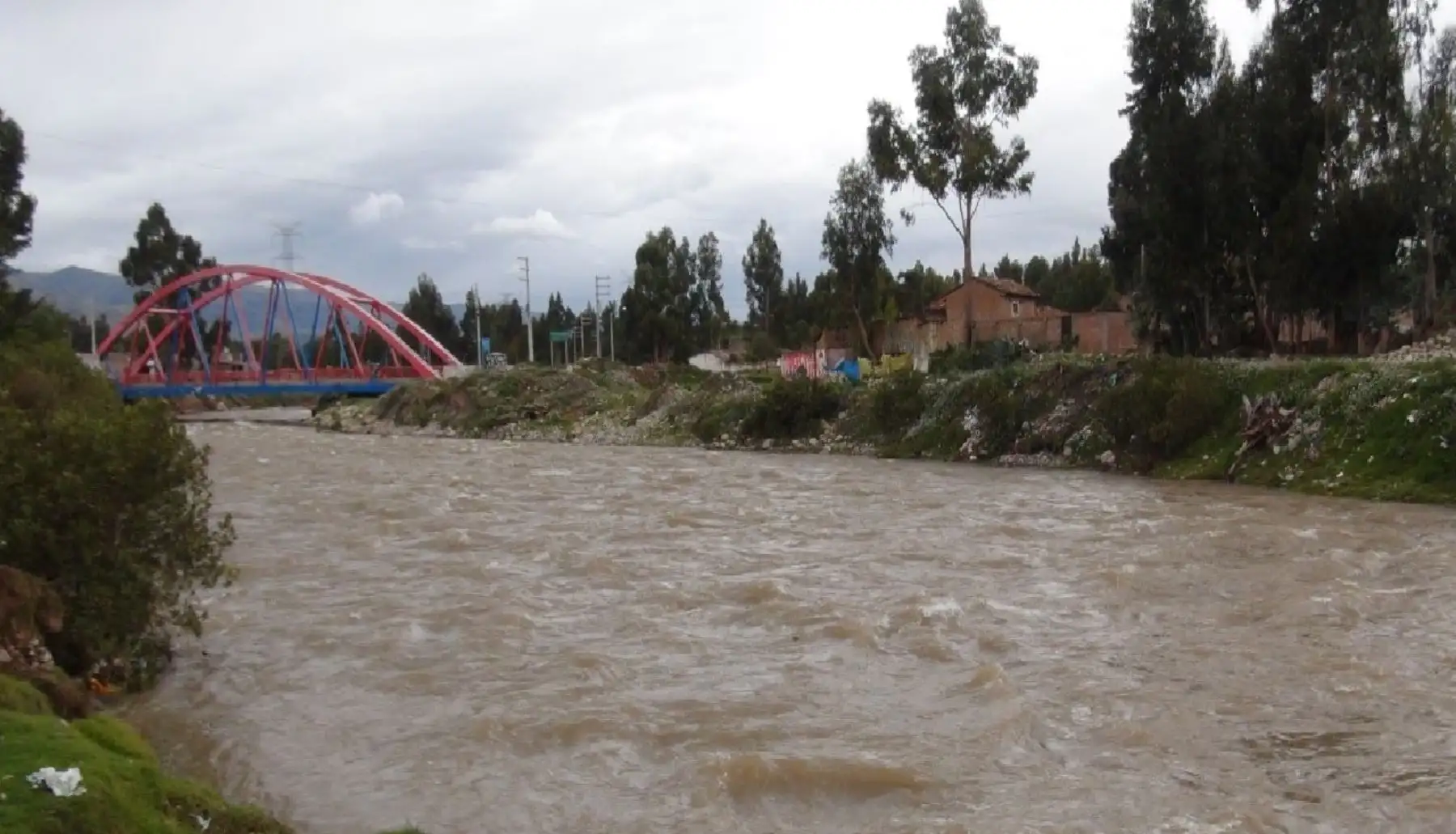 Debido a las intensas lluvias están ocurriendo huaicos, deslizamientos y crecidas de ríos, como en el Mantaro.,