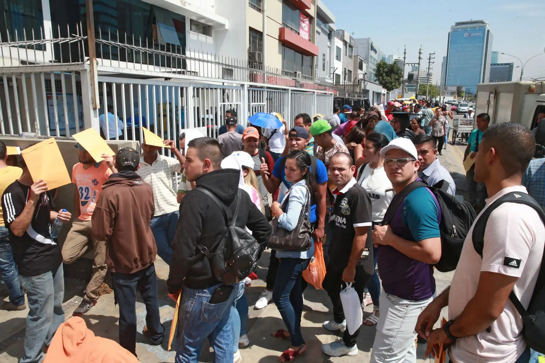 LIMA,PERÚ-ENERO 24.Cientos de venezolanos realizan largas colas para solicitar el Permiso Temporal de Permanencia (PTP).Foto: ANDINA/Vidal Tarqui.