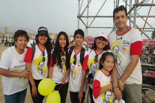 Miguel Ciurlizza y su familia acudieron muy entusiasmados a ver al Papa. Foto: Karina Garay.
