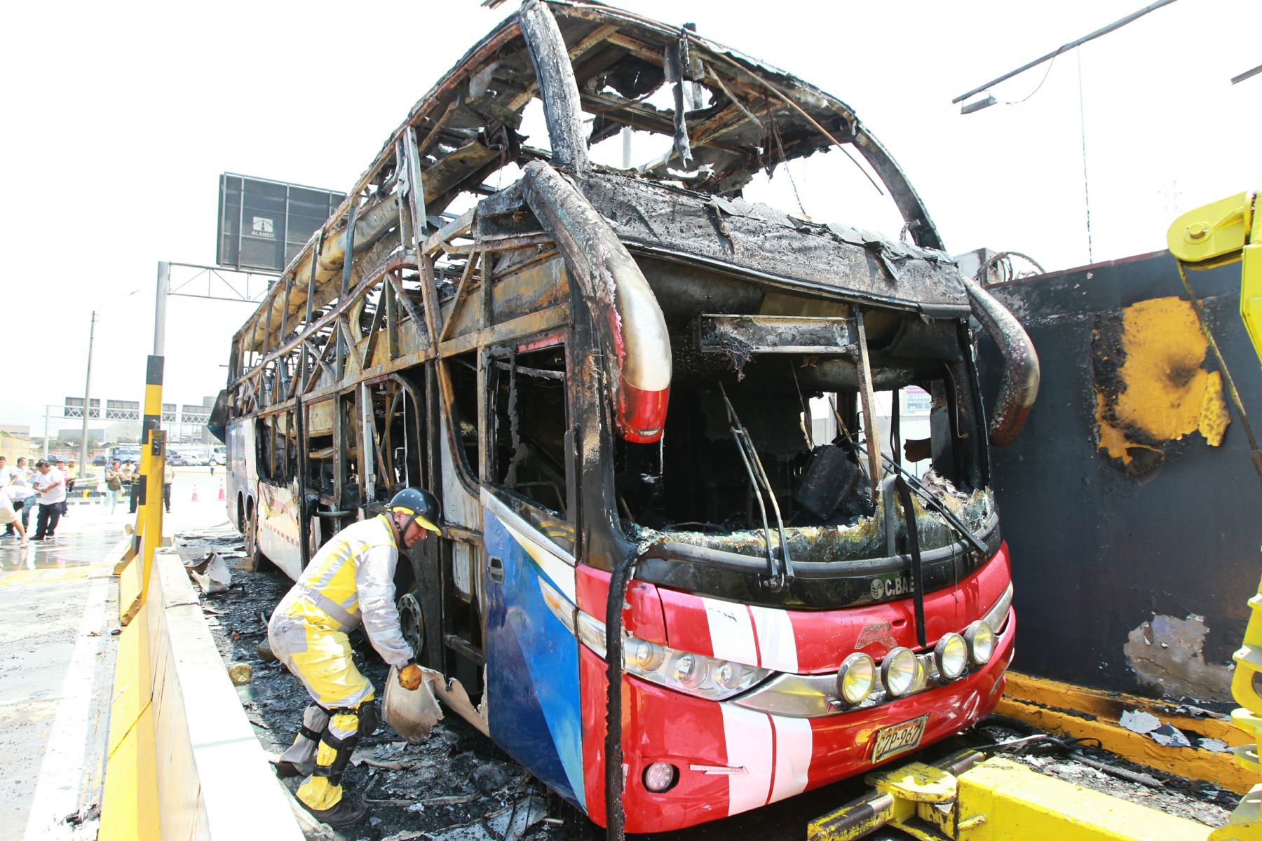 Bus interprovincial se incendió en Vía de Evitamiento. Foto: ANDINA/Dante Zegarra