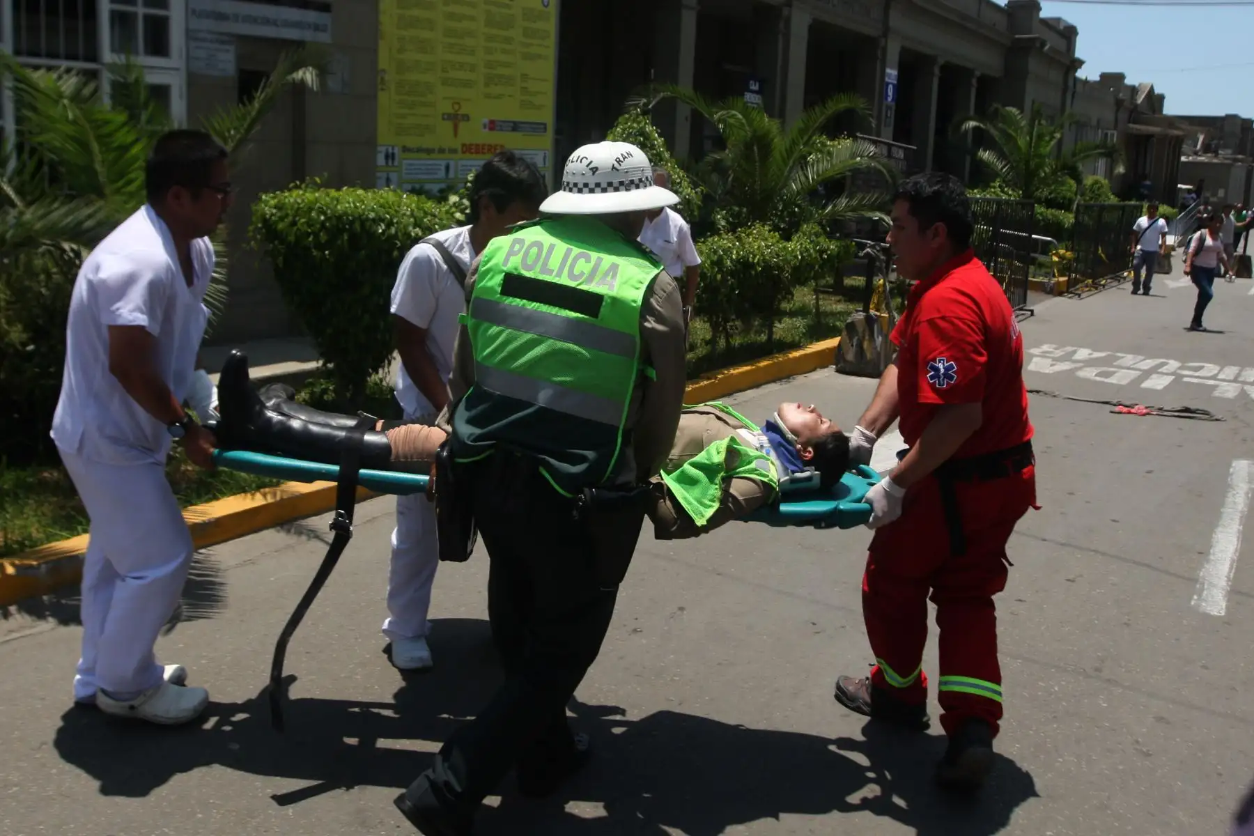 LIMA,PERÚ.ENERO 24. Policías motorizadas SO3 Sandra Saavedra Rosales y SO3 Lisset Ramirez Dominguez de la DIRTRAN, quedan gravemente heridas al ser  atropelladas por patrullero. FOTO:ANDINA/Héctor Vinces.
