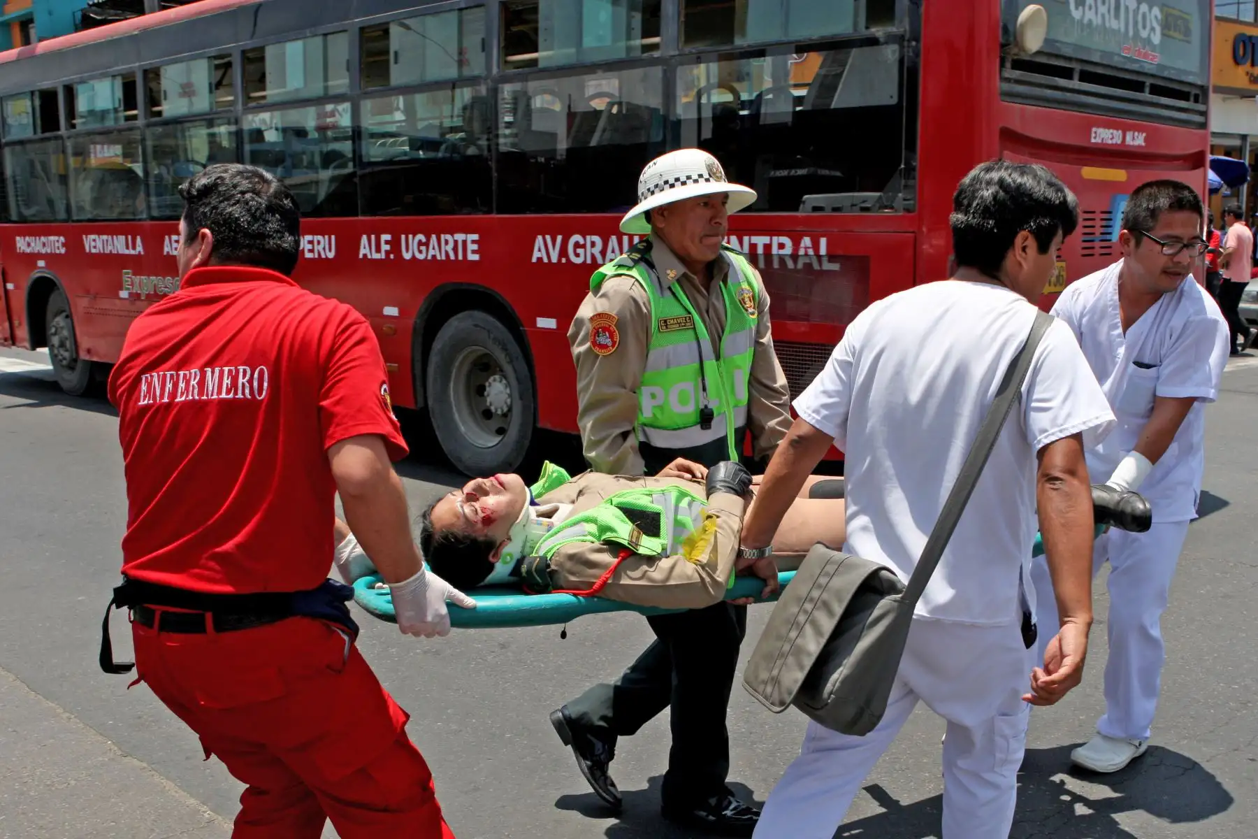 LIMA,PERÚ.ENERO 24. Policías motorizadas SO3 Sandra Saavedra Rosales y SO3 Lisset Ramírez Domínguez, de la Dirtran, quedan gravemente heridas al ser atropelladas por patrullero. Foto: ANDINA/Héctor Vinces.