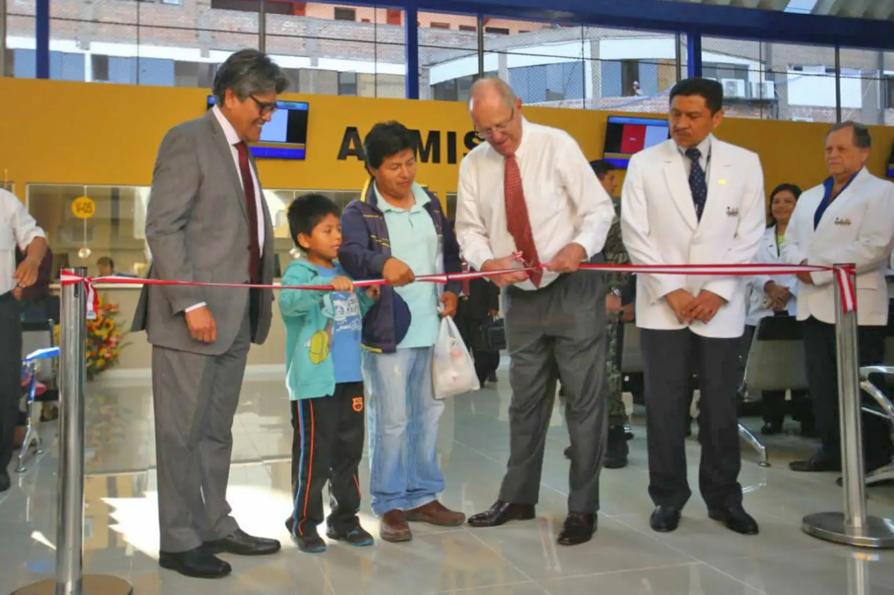 LIMA-PERÚ-ENERO-25. Presidente de la República, Pedro Pablo Kuczynski, inauguro, la nueva Sala de Admisión del INSN - Breña.Foto: ANDINA/Prensa Presidencia
