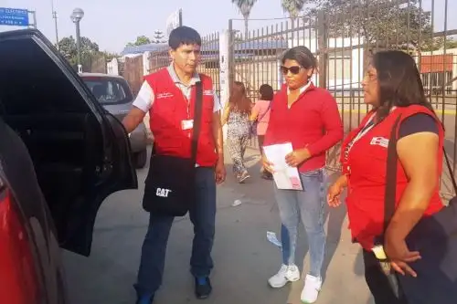Edith Cuya Pablo (30), en medio, fue víctima de agresión por parte de su expareja. El MIMP le brinda apoyo legal y piscológico. Foto: ANDINA/Difusión.