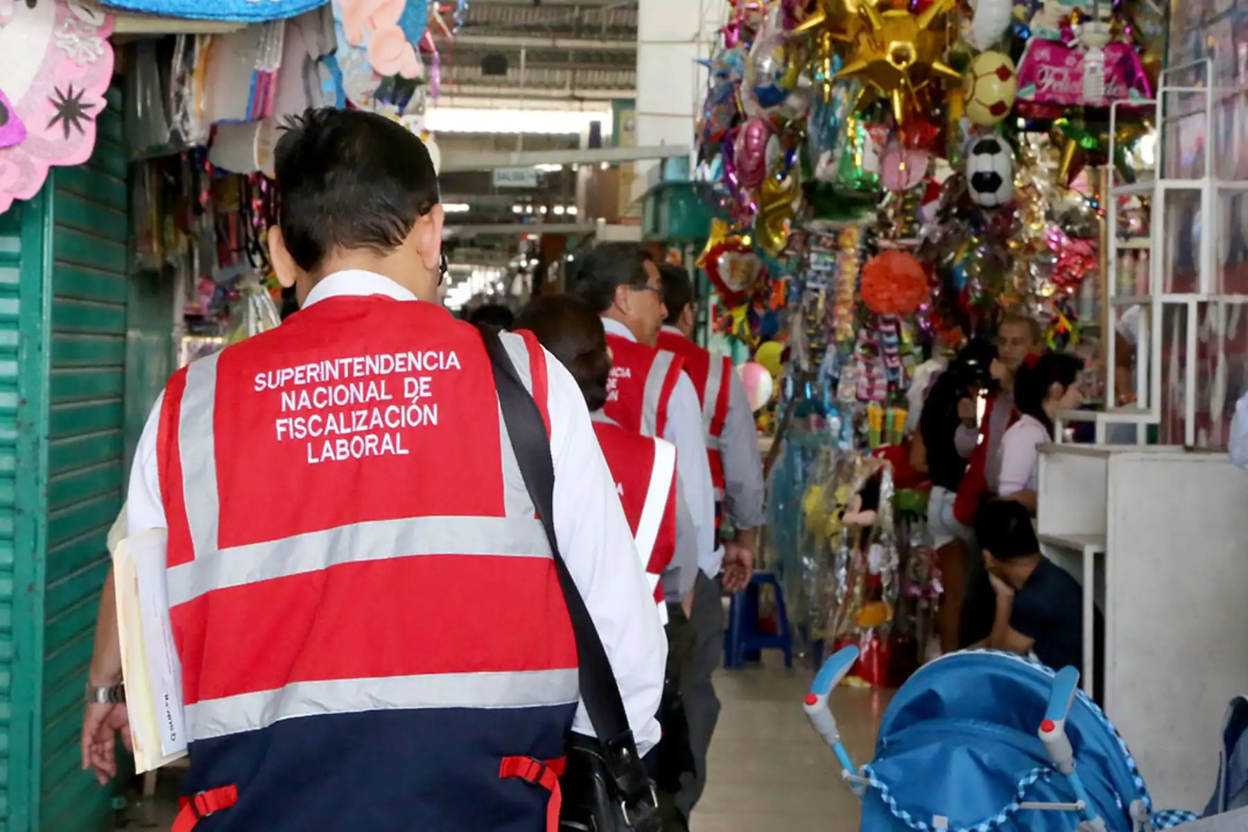 Sunafil efectuó operativo para reducir informalidad en mercado central de independencia. Foto: ANDINA/Difusión.
