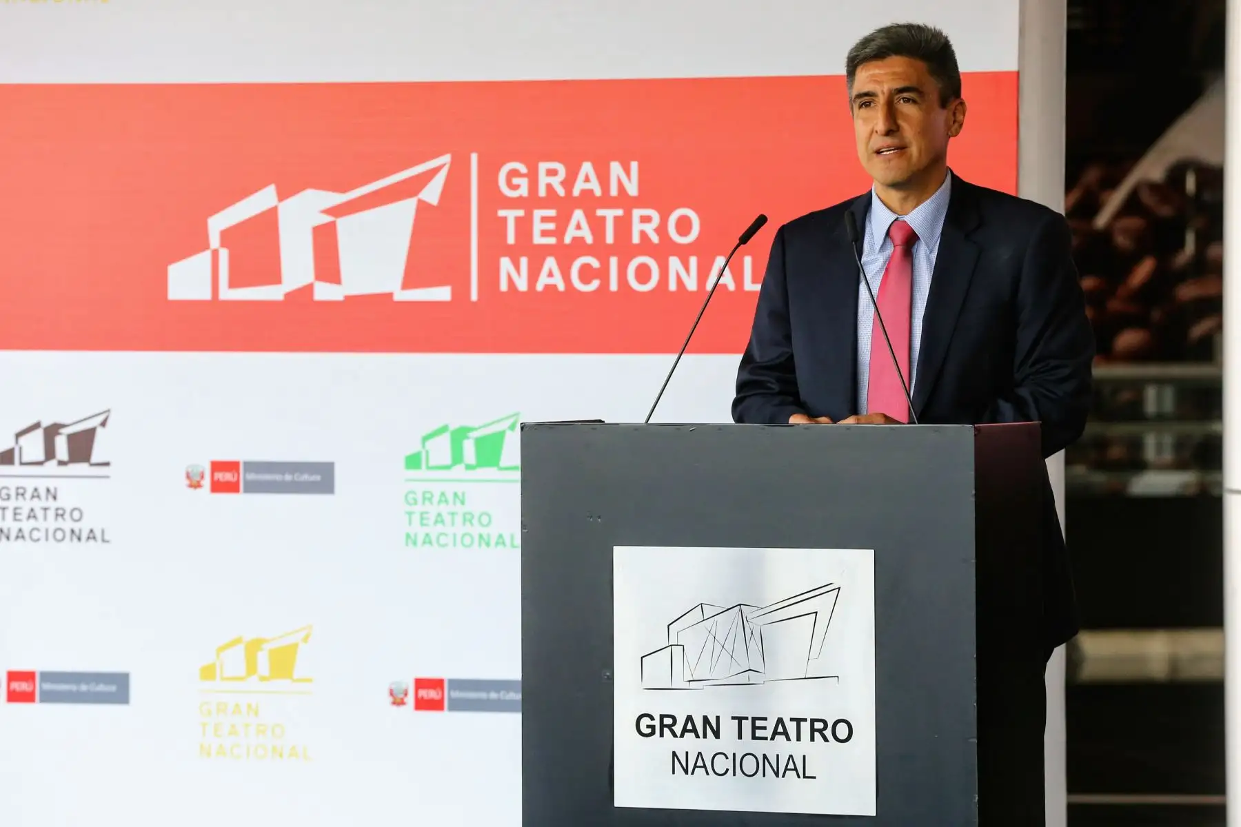 LIMA PERÚ - ENERO 25. Ministro de Cultura, Alejandro Neyra, encabezó conferencia de prensa en el que se presentó el programa anual del Gran Teatro Nacional. Foto: ANDINA/Luis Iparraguirre