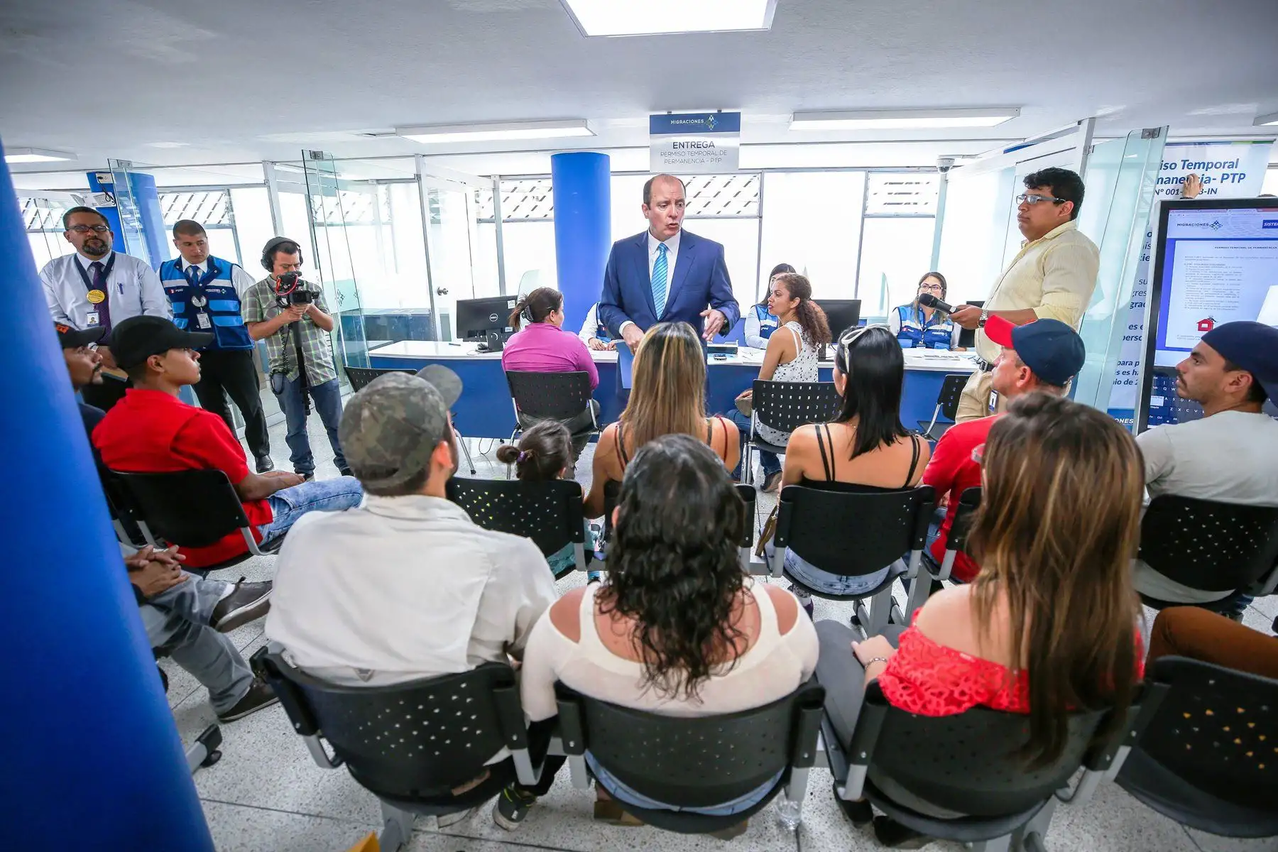 Ciudadanos venezolanos reciben indicaciones en la sede de Migraciones. Foto: ANDINA/Difusión.