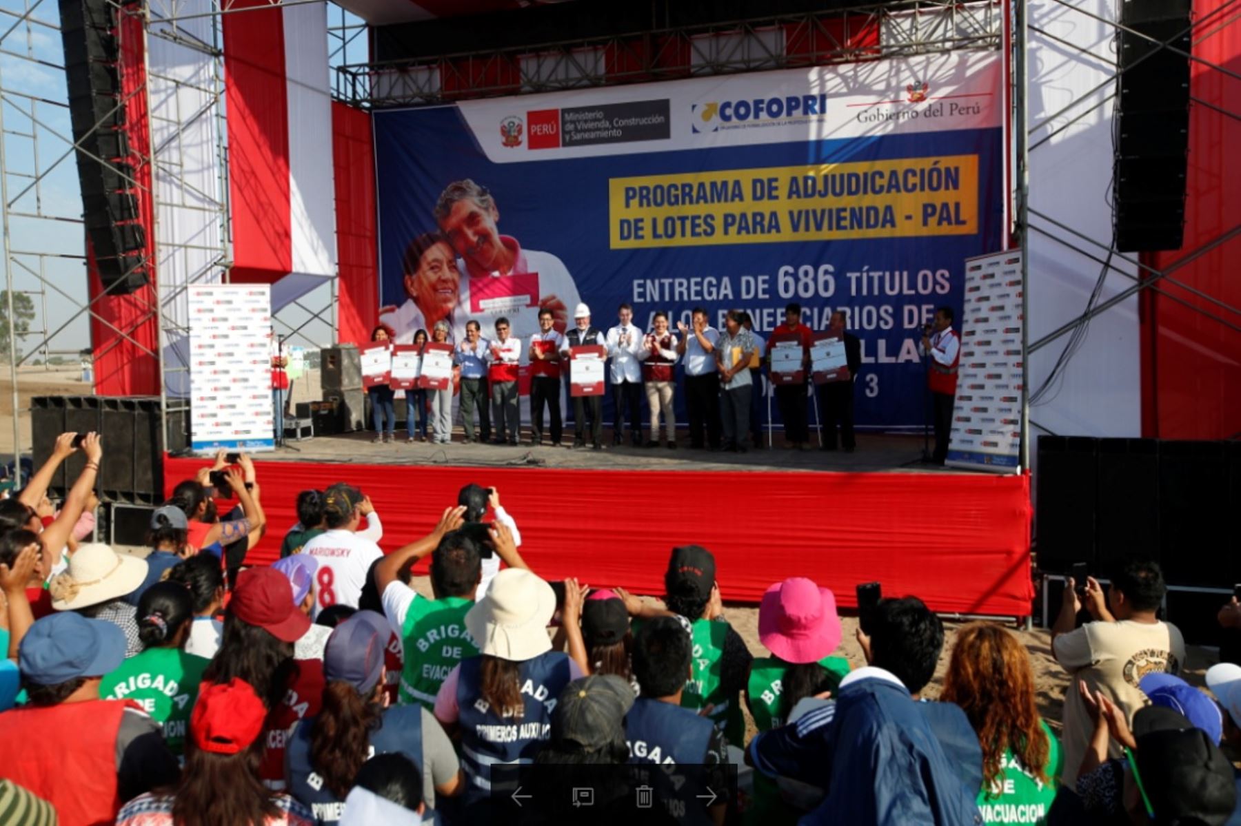 Ministro de Vivienda, Carlos Bruce, entregó títulos de propiedad a pobladores de un de VES. Foto: Andina/Difusión