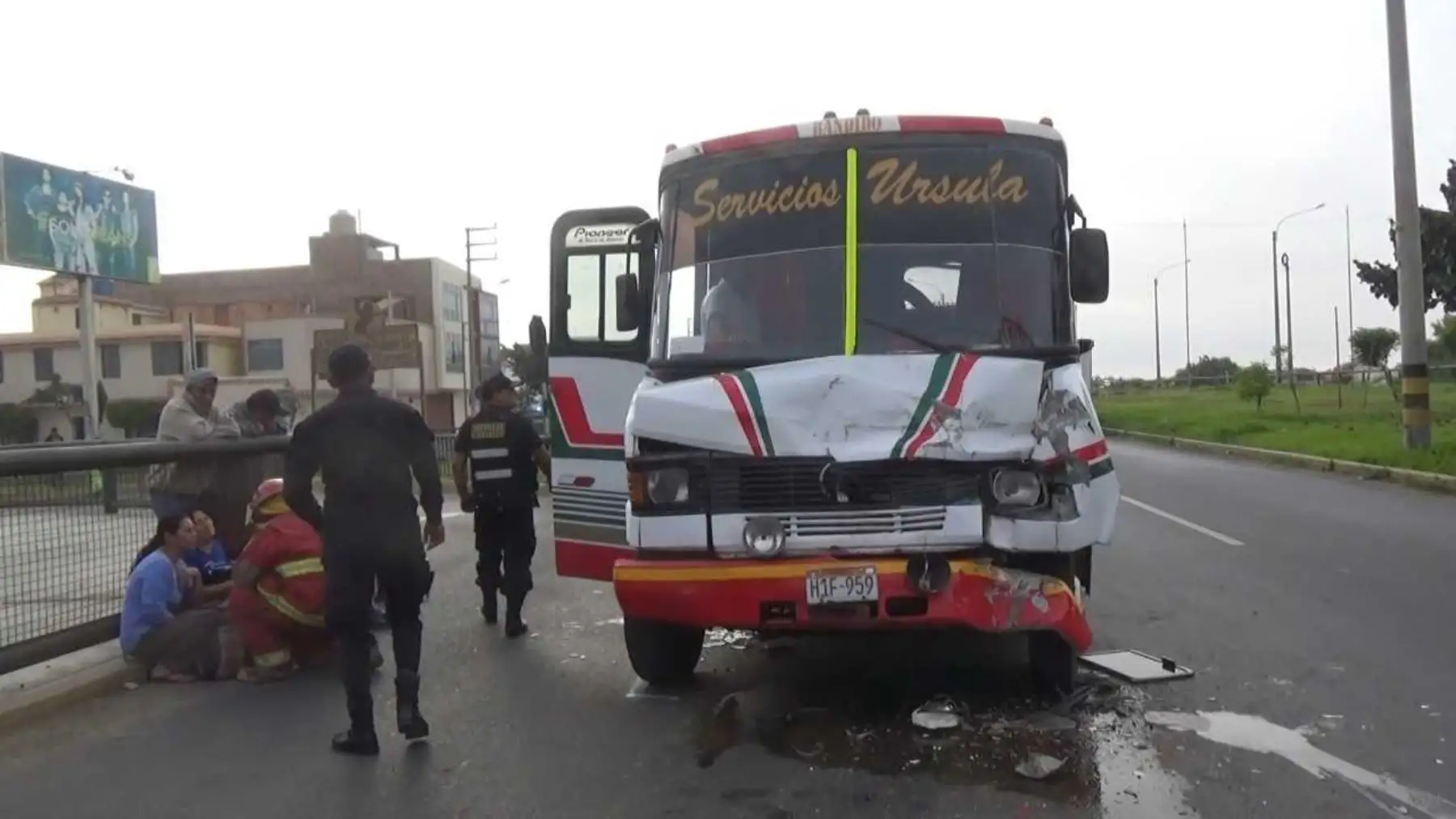 Diez personas heridas, tres de ellas adolescentes, fue el saldo de un accidente de tránsito ocurrido hoy entre un micro y un tráiler en la Panamericana Norte, a la altura del distrito de Nuevo Chimbote, provincia ancashina del Santa.