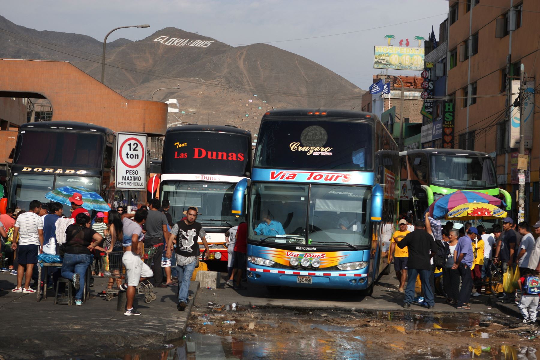Buses desalojados de Fiori invaden calles contiguas. Foto: ANDINA/Héctor Vinces