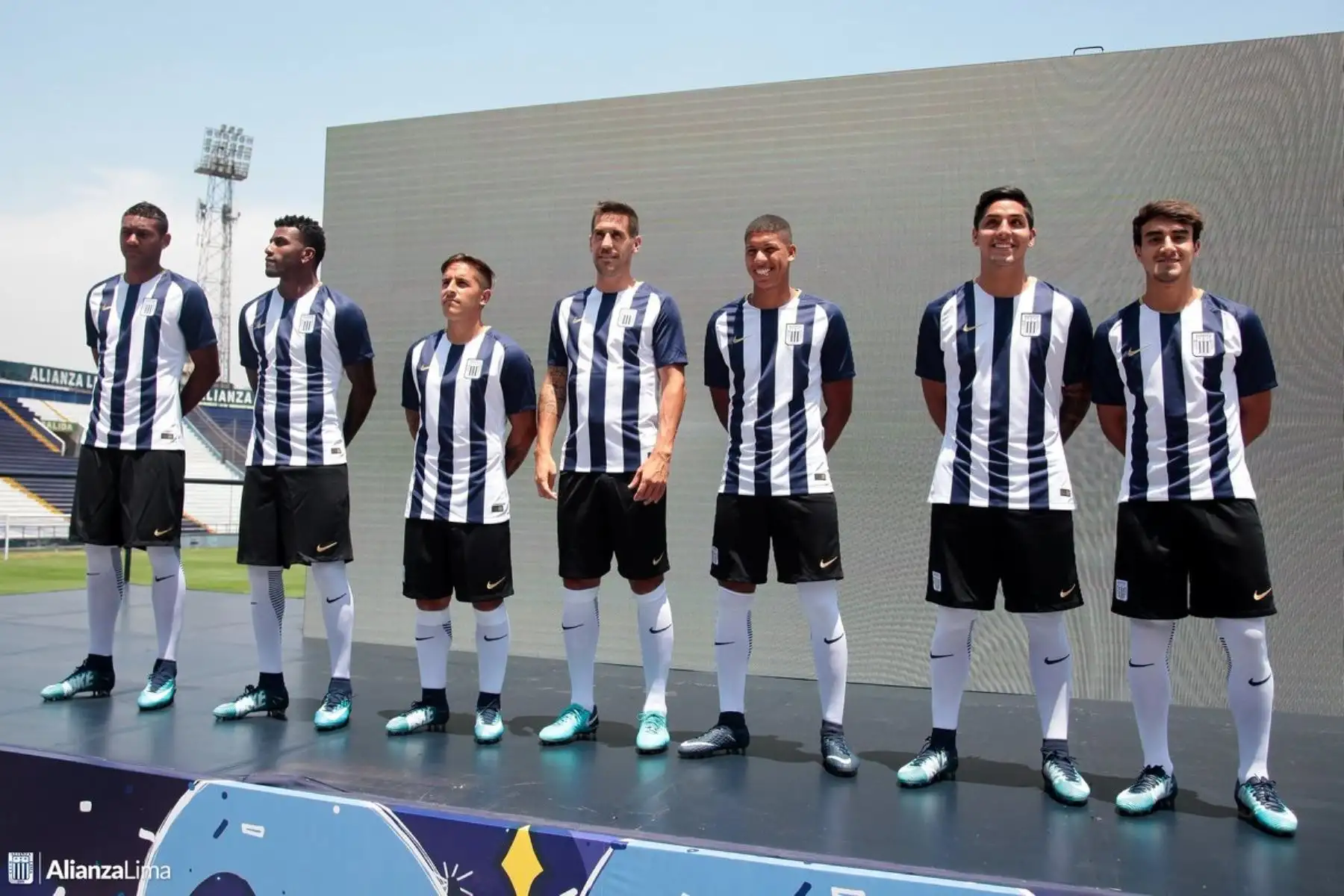 Alianza Lima presenta una novedosa camiseta para afrontar los retos de la presente temporada