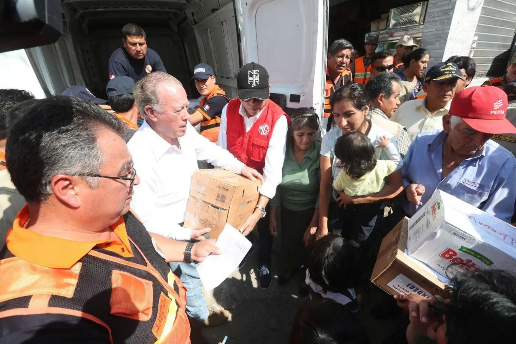 Ministro de Defensa, Jorge Kisic, supervisó los trabajos en las zonas afectadas por la crecida del río Rímac en Lurigancho-Chosica. Foto: Difusión.
