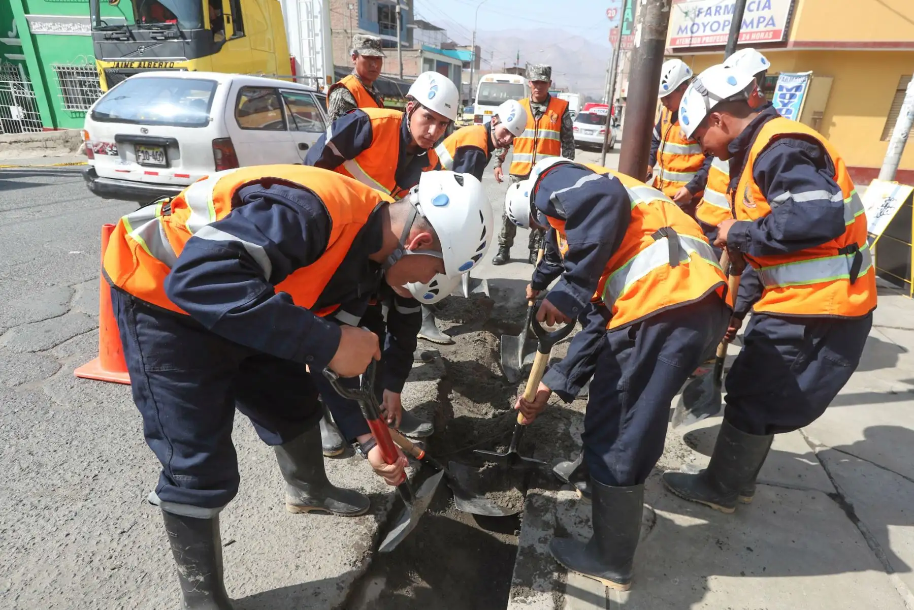Ministro de Defensa, Jorge Kisic, supervisó los trabajos en las zonas afectadas por la crecida del río Rímac en Lurigancho-Chosica. Foto: Difusión.