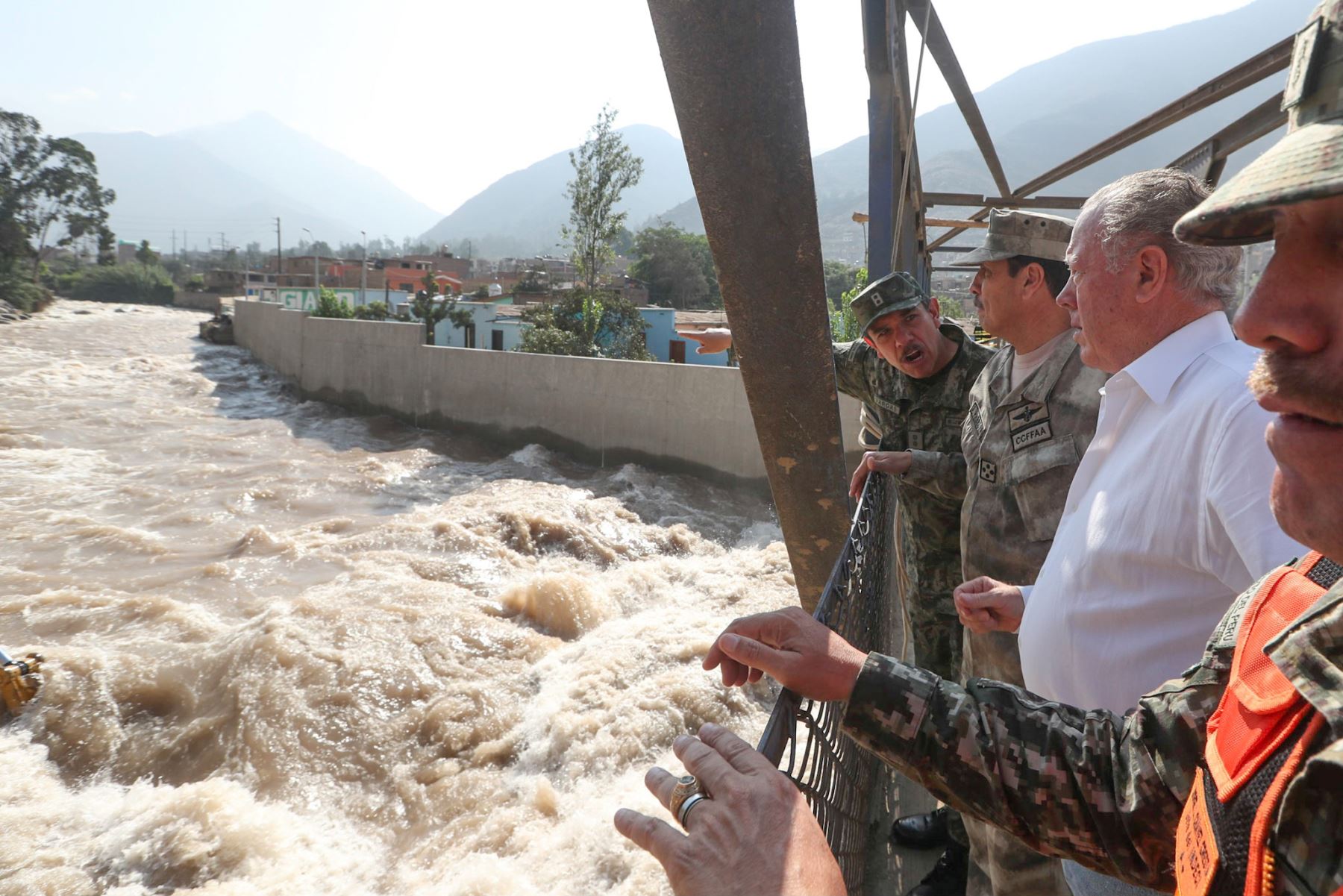 Ministro de Defensa, Jorge Kisic, supervisó los trabajos en las zonas afectadas por la crecida del río Rímac en Lurigancho-Chosica. Foto: Difusión.