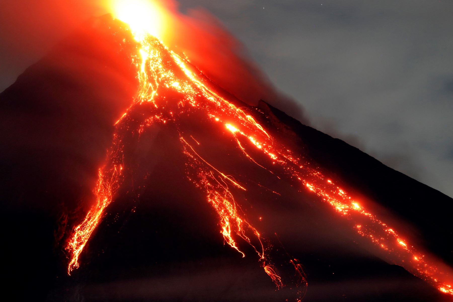 Volcán Mayon escupiendo lava. Foto: EFE