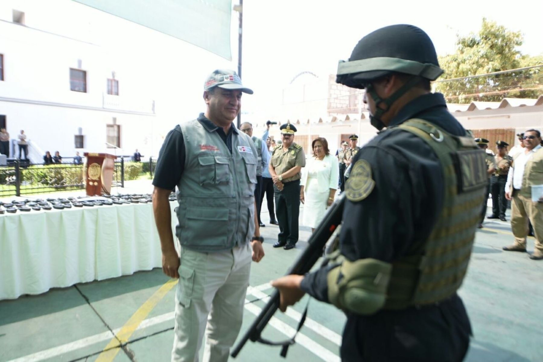 Ministro del Interior, Vicente Romero Fernández, encabeza ceremonia de entrega de armamento para la Policía Nacional de Arequipa por parte de la Sucamec.