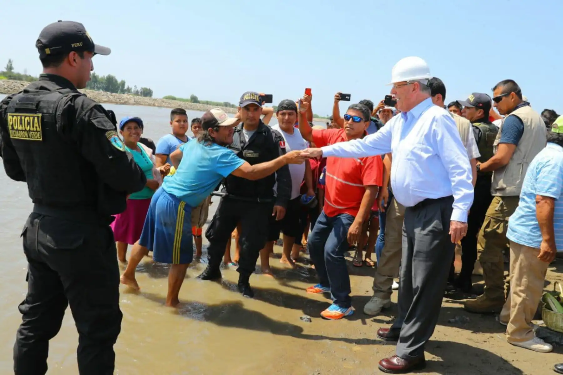 Presidente Kuczynski inspecciona la culminación de las labores de encauzamiento del río Virú, en la región La Libertad. Foto: ANDINA/Prensa Presidencia