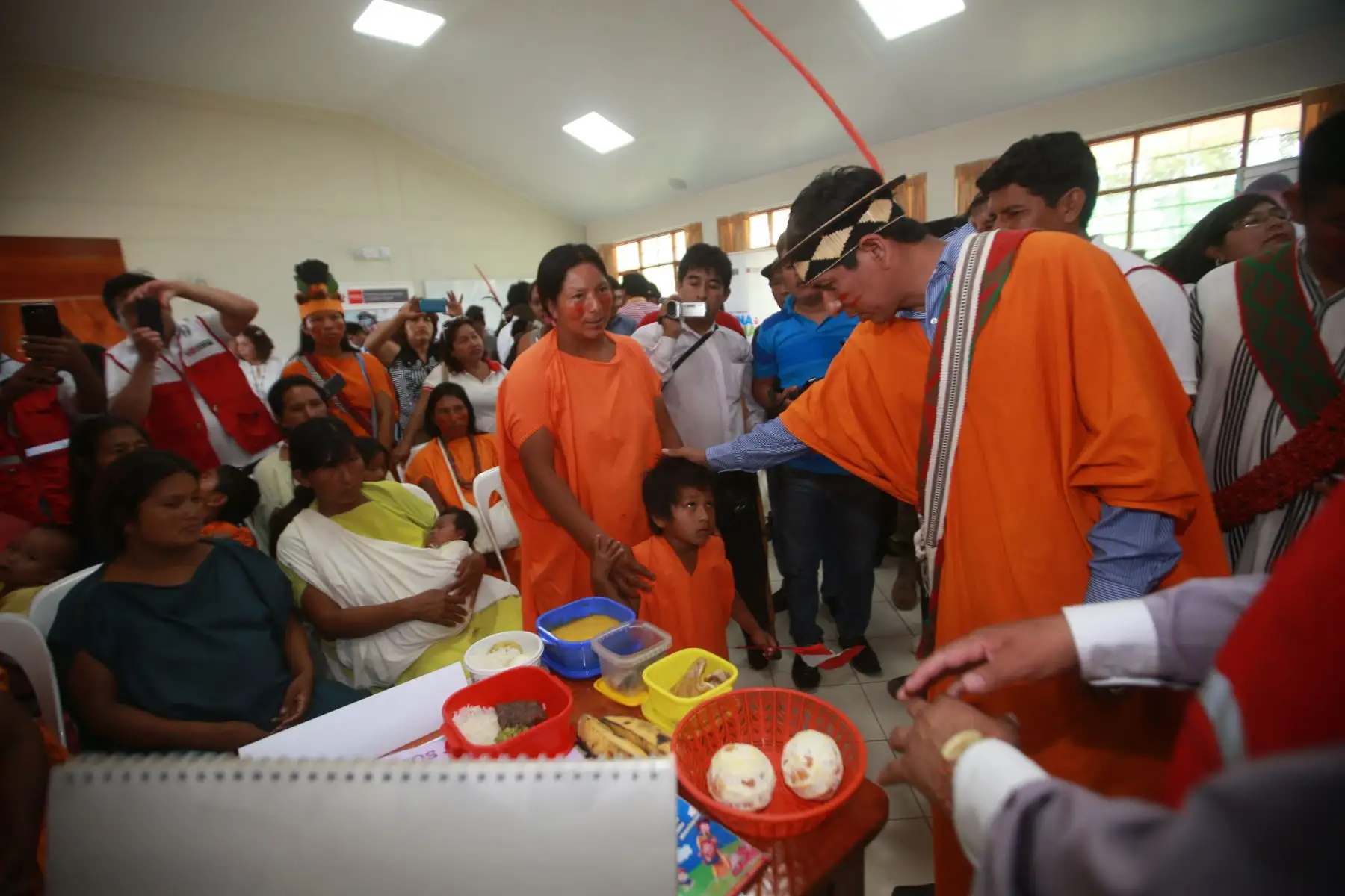MAZAMARI-PERÚ-ENERO-26. Jorge Meléndez, ministro de Desarrollo e Inclusión Social, inauguró tambos en el centro poblado Cubantina, en el Vraem. Foto: ANDINA/Jhony Laurente