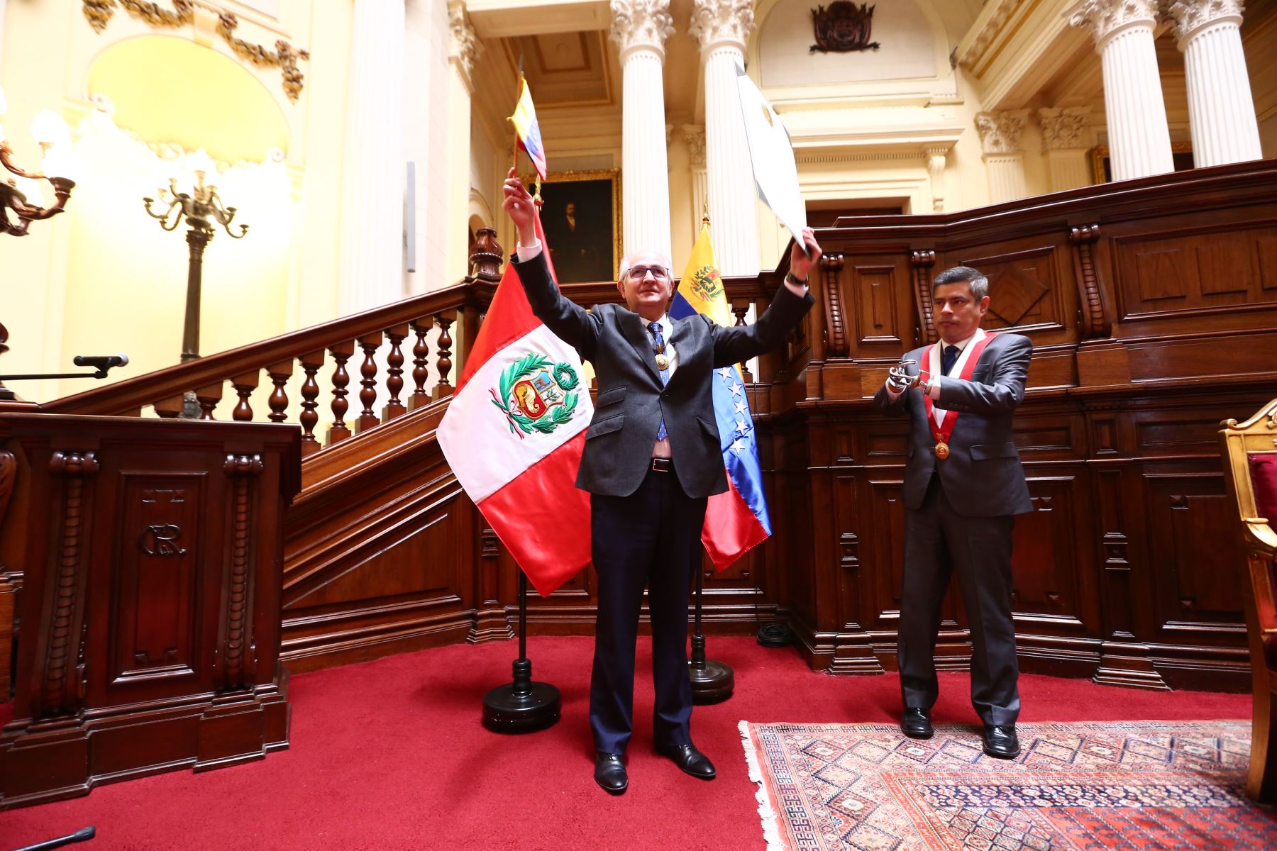 Congreso de Perú condecora a opositor venezolano Antonio Ledezma.