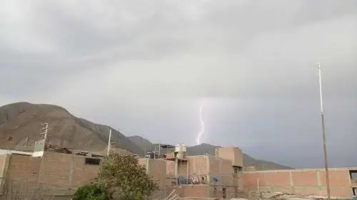 Los distritos de Moro, Nepeña y Cáceres del Perú, en la provincia del Santa, región Áncash, soportaron lluvias de regular intensidad que estuvieron acompañadas de truenos y relámpagos.