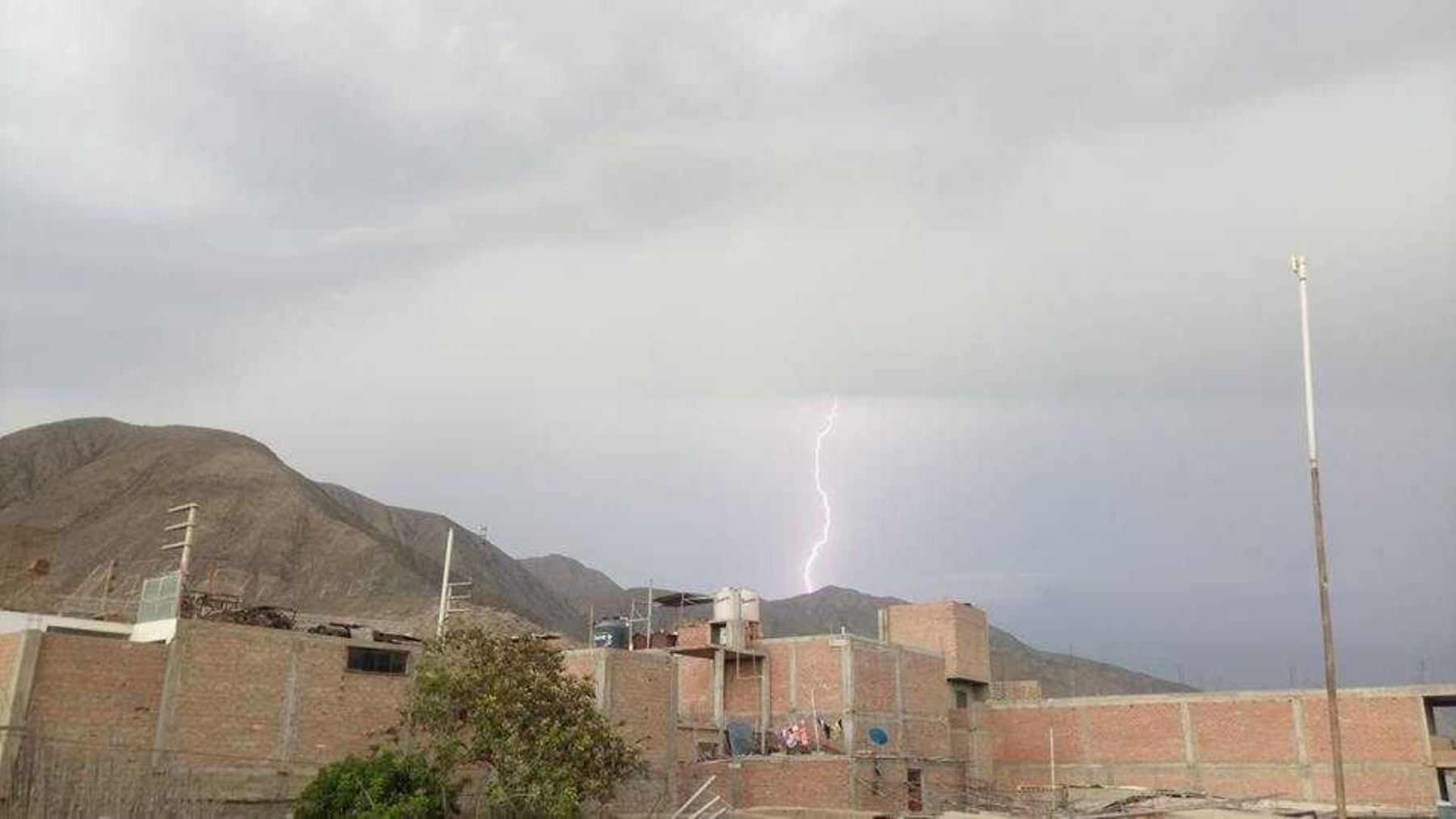 Los distritos de Moro, Nepeña y Cáceres del Perú, en la provincia del Santa, región Áncash, soportaron lluvias de regular intensidad que estuvieron acompañadas de truenos y relámpagos.