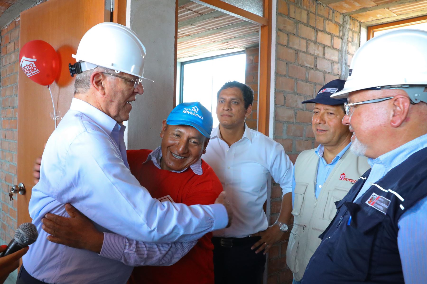 Jefe del Estado, Pedro Pablo Kuczynski, hizo entrega simbólica de viviendas a familias del distrito liberteño de Chao. Foto: Difusión.