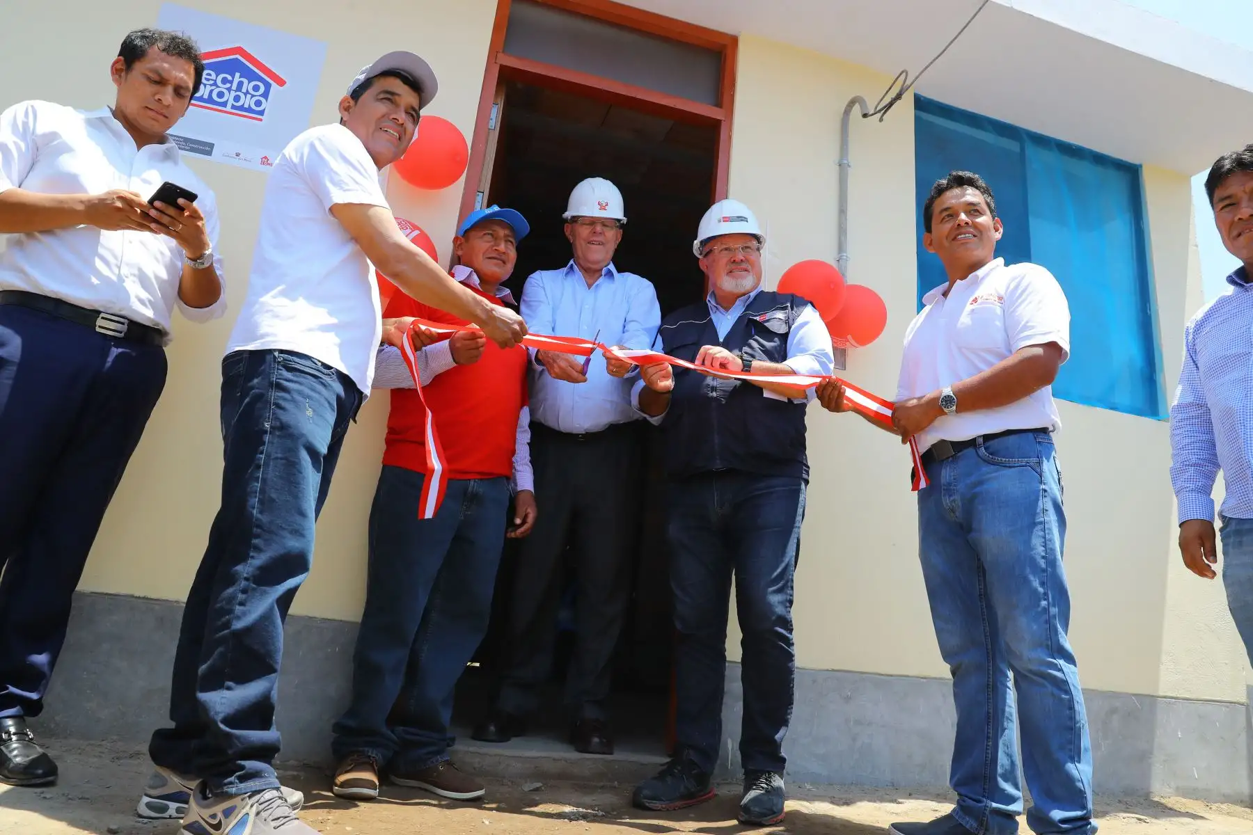 Jefe del Estado, Pedro Pablo Kuczynski, entrega nuevas viviendas a familias del distrito liberteño de Chao. Foto: ANDINA/ Prensa Presidencia