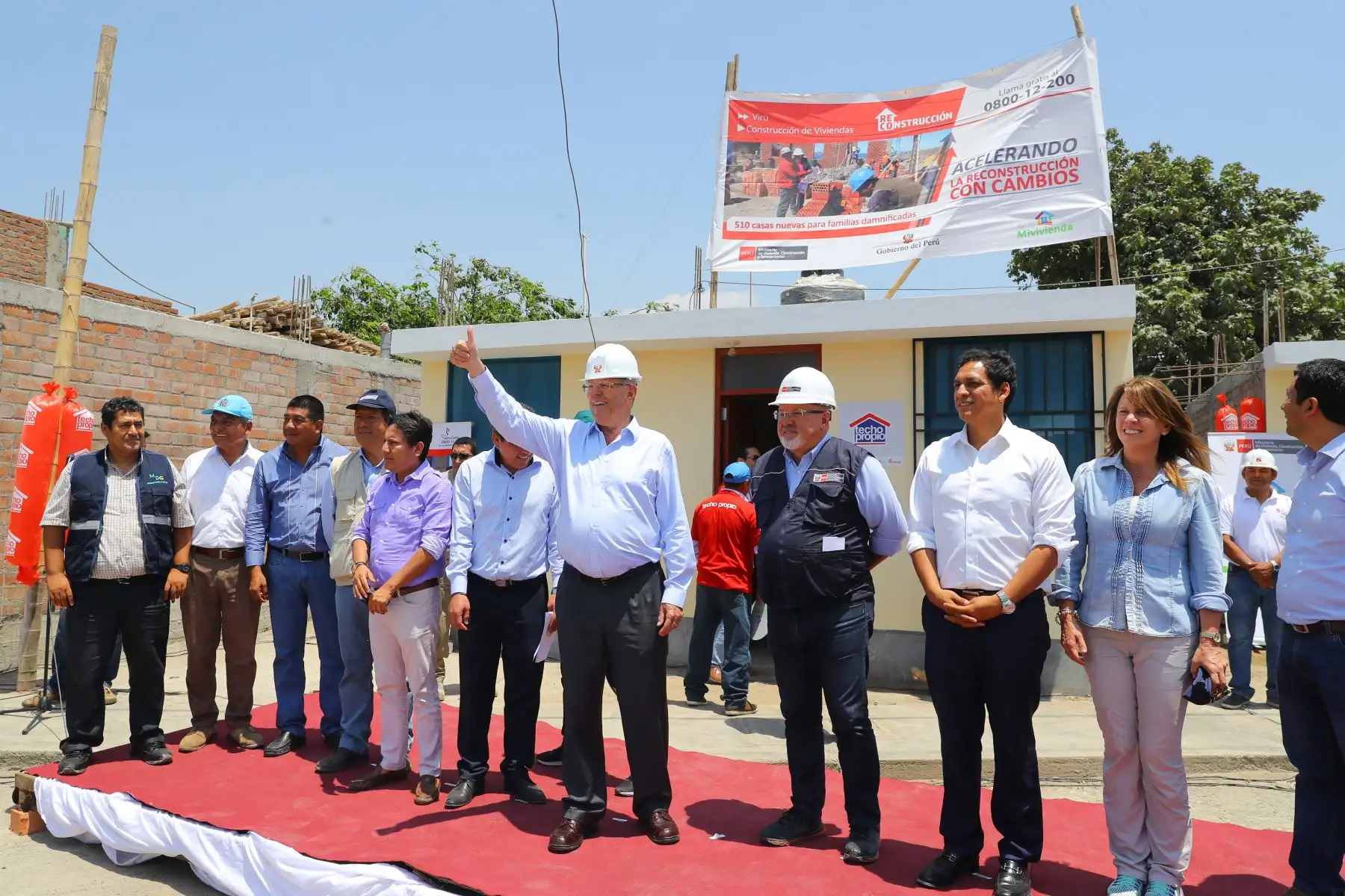 Jefe del Estado, Pedro Pablo Kuczynski, hizo entrega simbólica de viviendas a familias del distrito liberteño de Chao. Foto: Difusión.
