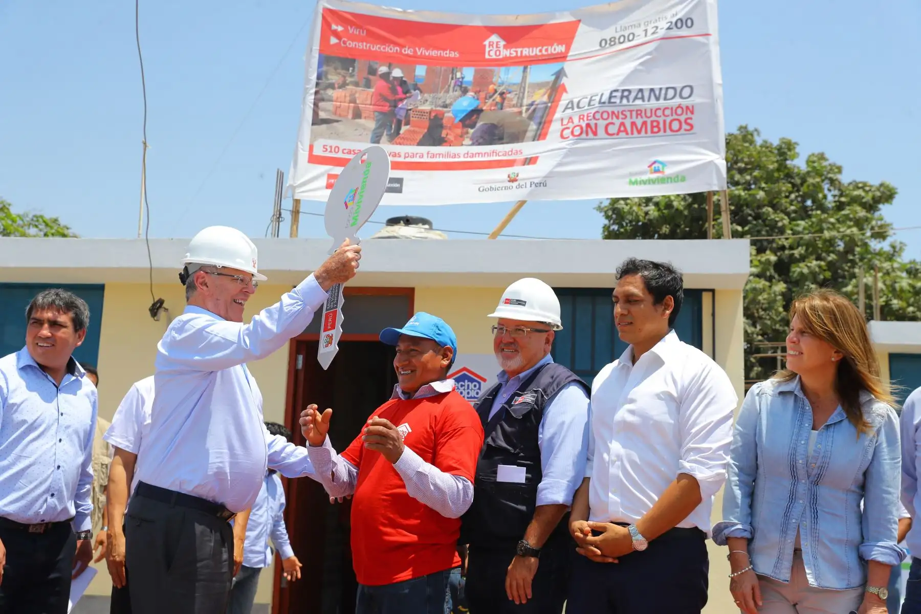 Jefe del Estado, Pedro Pablo Kuczynski, hizo entrega simbólica de viviendas a familias del distrito liberteño de Chao. Foto: Difusión.