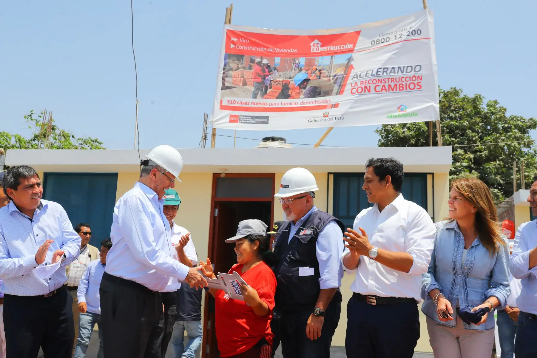 Jefe del Estado, Pedro Pablo Kuczynski, entrega nuevas viviendas a familias del distrito liberteño de Chao. Foto: ANDINA/ Prensa Presidencia