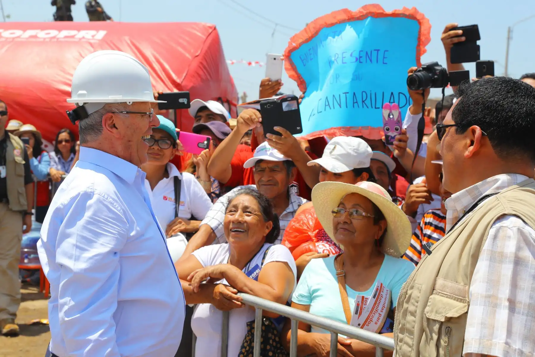 Jefe del Estado, Pedro Pablo Kuczynski, entrega nuevas viviendas a familias del distrito liberteño de Chao. Foto: ANDINA/ Prensa Presidencia