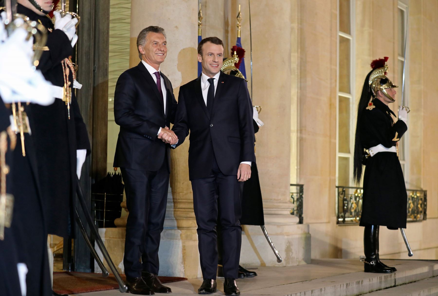 Emmanuel Macron recibe a homólogo argentino Mauricio Macri