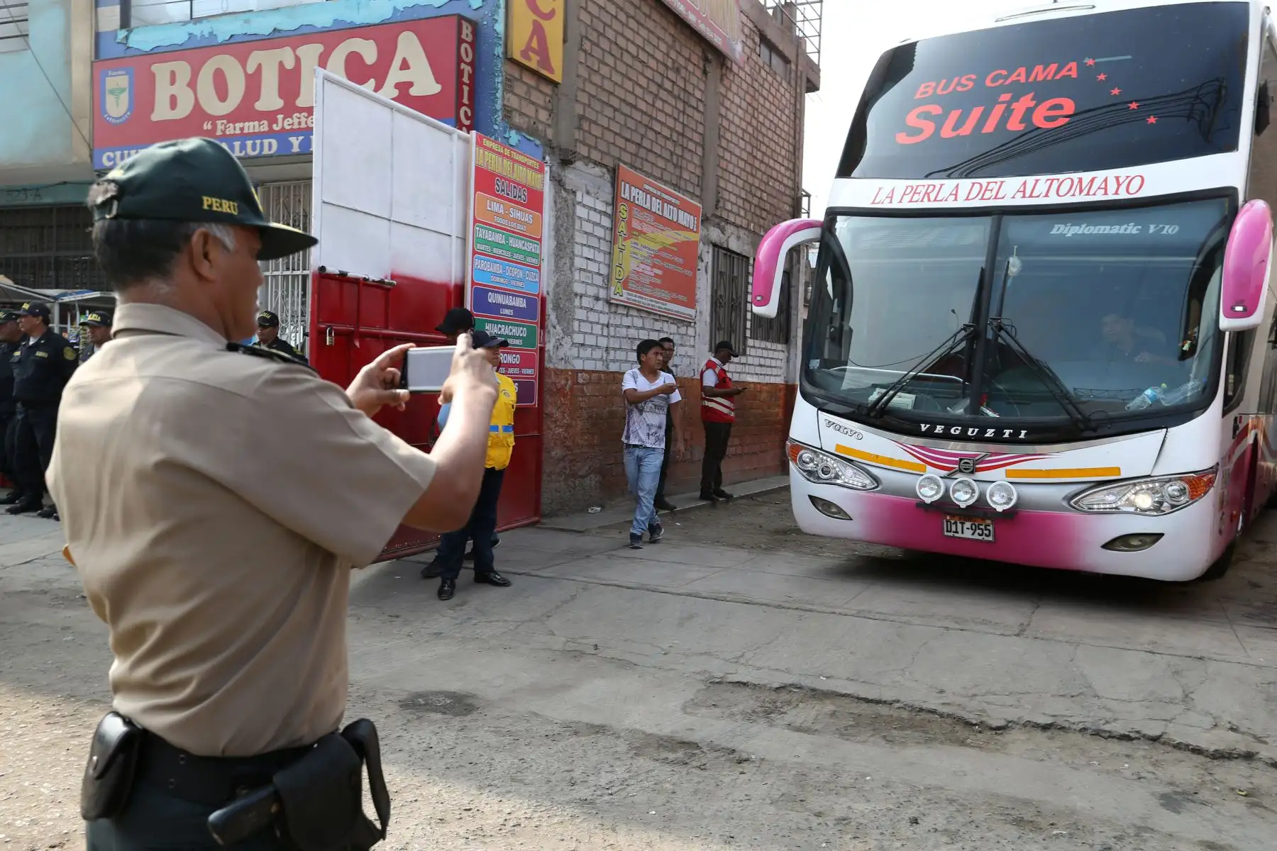 LIMA-PERÚ-ENERO-27. Refuerzan resguardo policial en alrededores de exterminal terrestre de Fiori. Foto: ANDINA/Norman Córdova