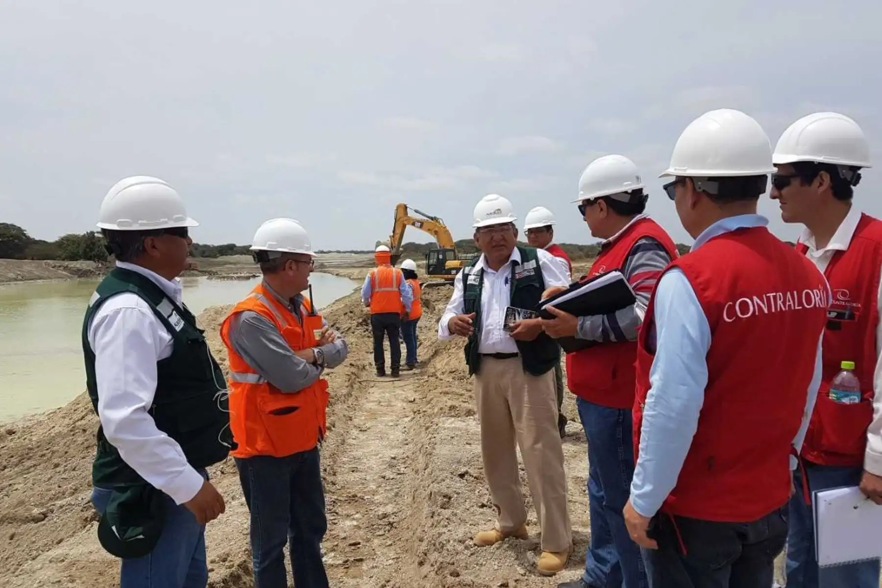 La Contraloría General de la República, a través de un equipo de auditores de la Contraloría Regional de Piura, identificó cuatro situaciones adversas en la ejecución del contrato para el servicio de descolmatación del cauce del río Piura, en el tramo comprendido desde el puente Bolognesi hasta la presa Los Ejidos.