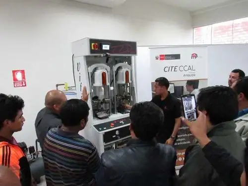 Con el propósito de incrementar la productividad y mecanizar los procesos de las empresas del sector calzado, el Instituto Tecnológico de la Producción (ITP), a través del CITE Calzado Arequipa, desarrolló una charla técnica y demostración del uso de una moderna maquinaria para mejorar calidad y productividad.