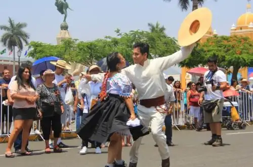 La marinera, la danza tradicional trujillana y peruana, volvió a lucirse para todo el mundo. Esta vez fueron 28 los carros alegóricos acompañados por coloridas comparsas que participaron del tradicional corso organizado por el Club Libertad de Trujillo.