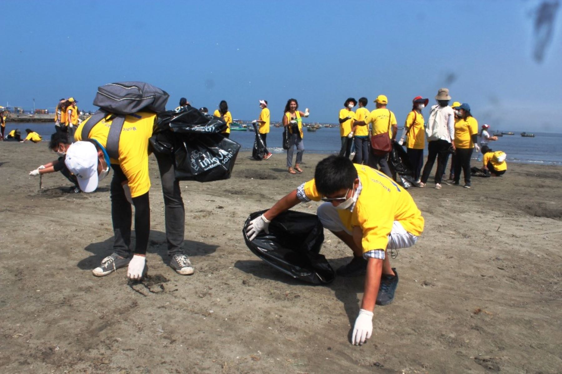 Más de 150 jóvenes voluntarios limpiaron playas en Chorrillos. Foto: ANDINA/Difusión.