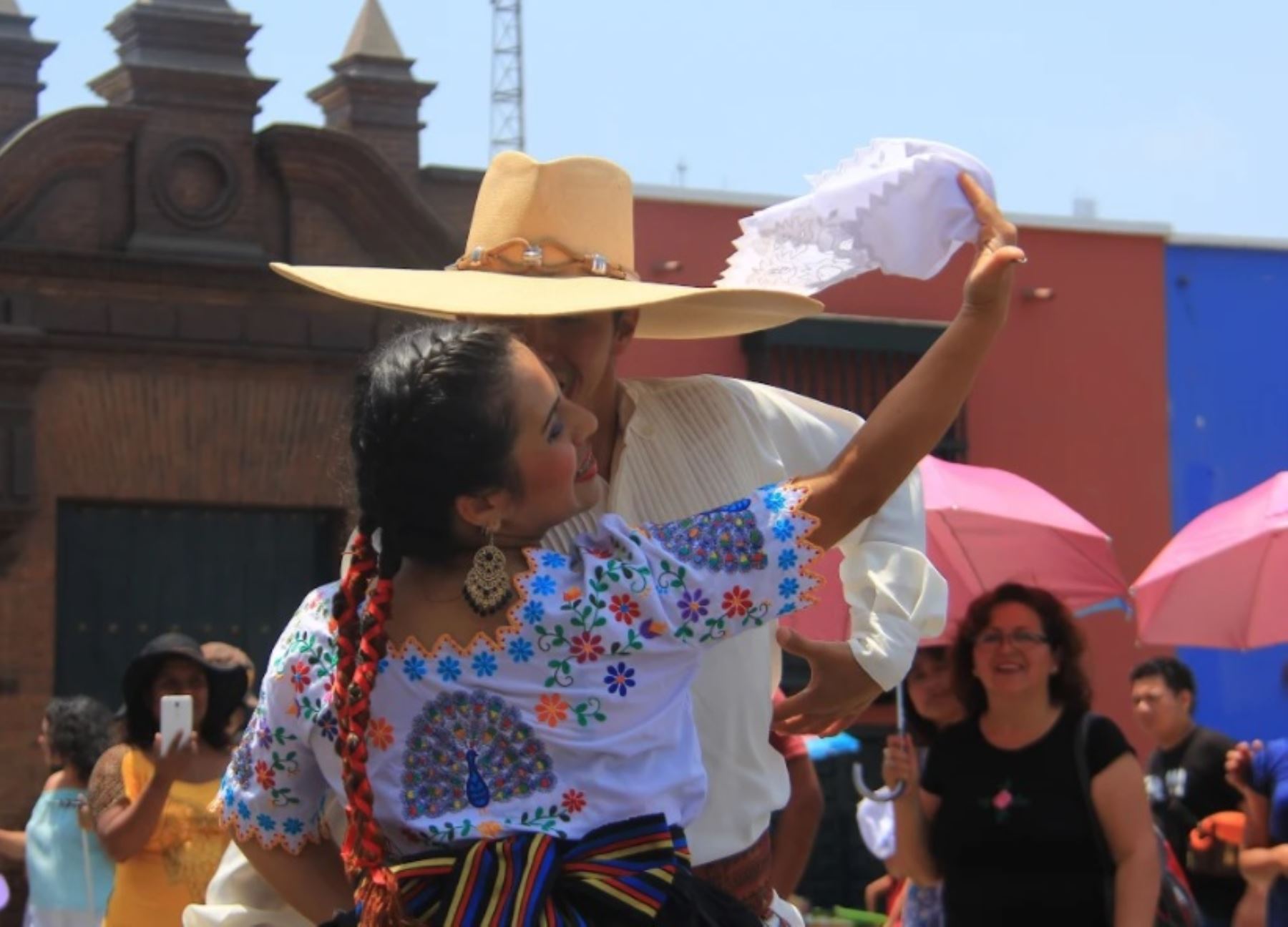 Si hay algo que llena de orgullo a los trujillanos es la marinera, danza que enaltece su identidad regional y que protagoniza el certamen de baile típico más importante del Perú. ANDINA/archivo