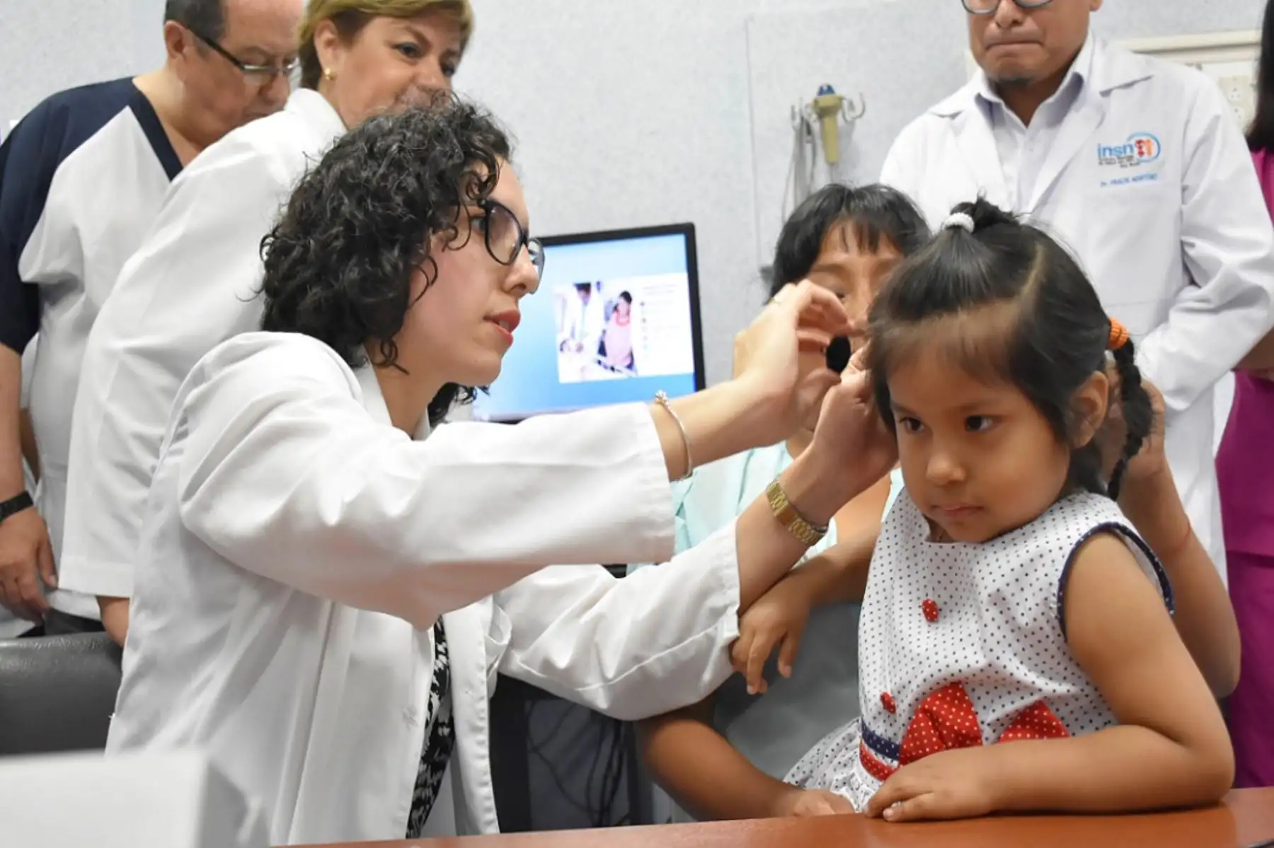 Pequeñas con sordera congénita comienzan a oír gracias a implantes cocleares. Foto: Andina/Difusión