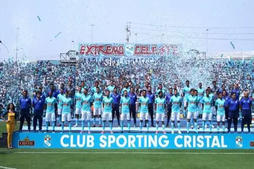 Cristal se presentó a su afición y derrotó 2-1 a la Universidad de Chile