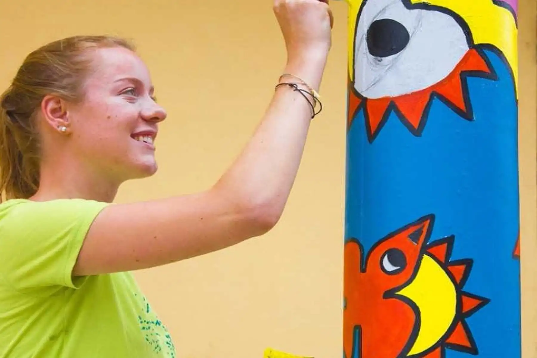 Jóvenes del distrito de Túcume con apoyo de la voluntaria alemana Mayla Fischer, ejecutaron el pintado de murales con iconografía Lambayeque y motivos locales en postes del centro urbano.