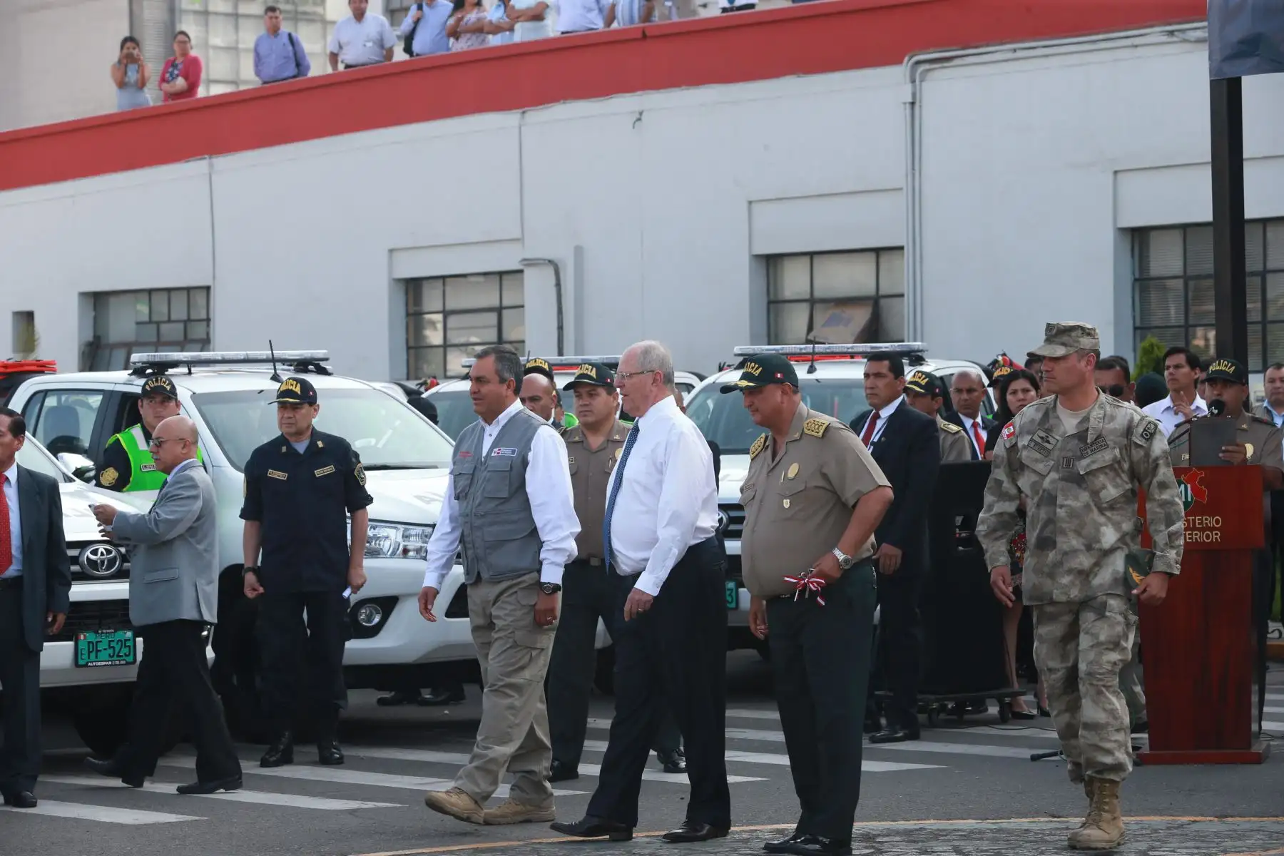 LIMA-PERÚ-ENERO-30. El presidente de la República, Pedro Pablo Kuczynski, participó hoy en la entrega de 200 nuevos patrulleros a la Policía de Carreteras .Foto: ANDINA/Norman Córdova
