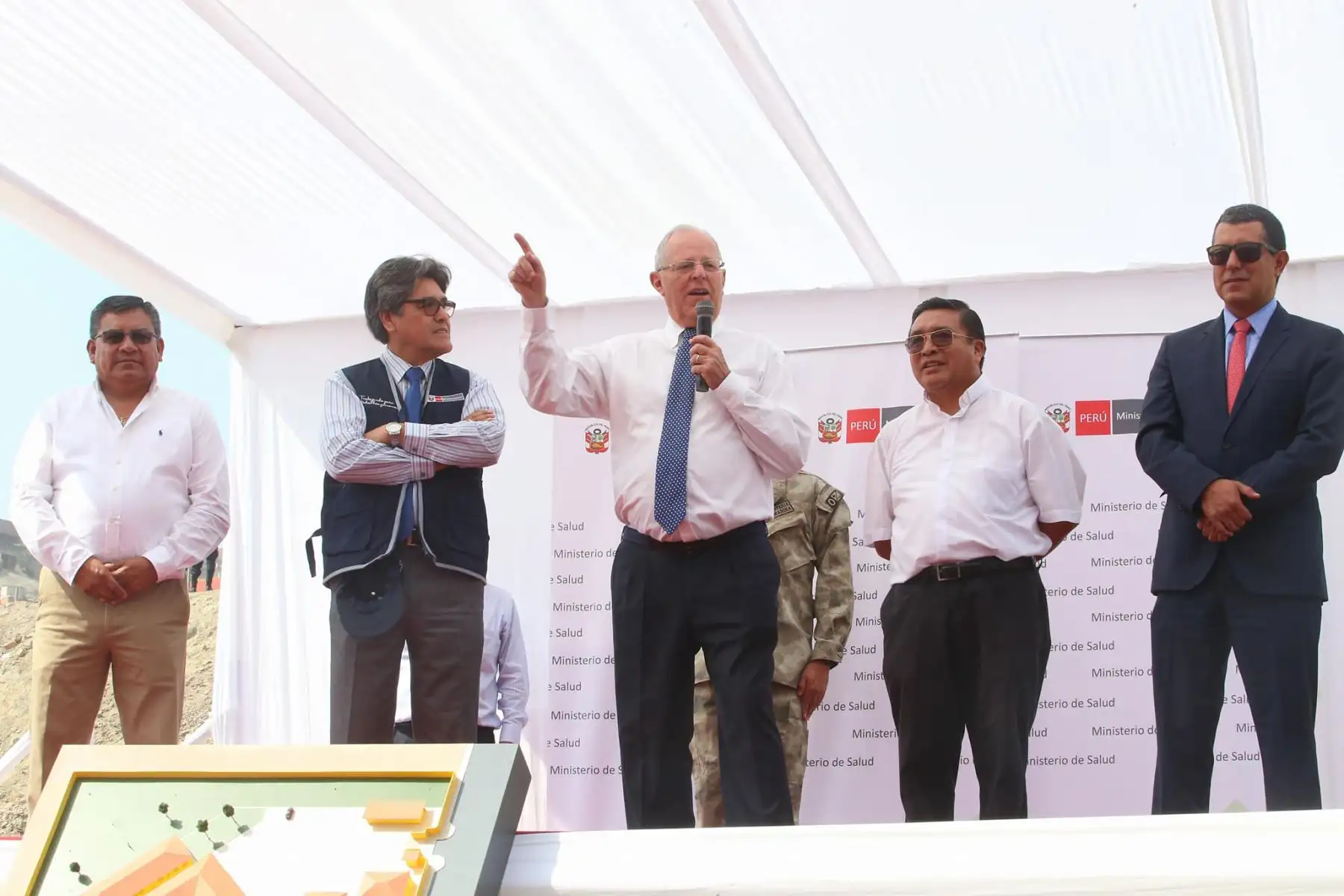 LIMA-PERÚ-ENERO-30. Jefe de Estado Pedro Pablo Kuczynski, hizo la entrega de los terrenos donde se construirá el Hospital “Papa Francisco”, en Manchay, Pachacámac.Foto:ANDINA/ Prensa Presidencia