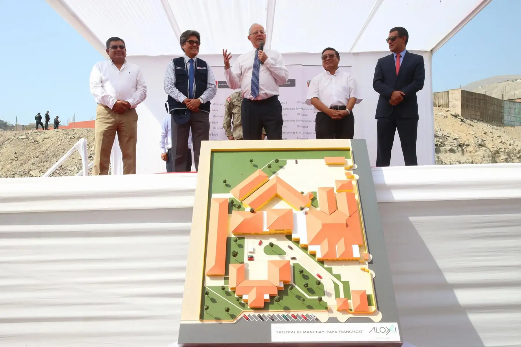 LIMA-PERÚ-ENERO-30. Jefe de Estado Pedro Pablo Kuczynski, hizo la entrega de los terrenos donde se construirá el Hospital “Papa Francisco”, en Manchay, Pachacámac.Foto:ANDINA/ Prensa Presidencia